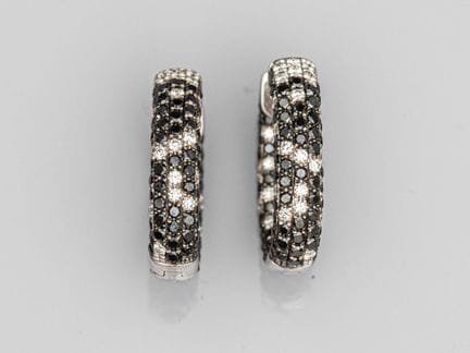 Pair of large hoop earrings in 750°/°° (18K) white