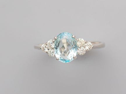 750°/°° (18K) white gold ring, set with an oval-cu