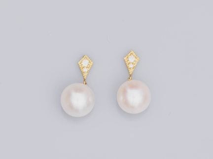 Ein Paar Ohrringe aus 750°/°° (18 K) Gelbgold, bes