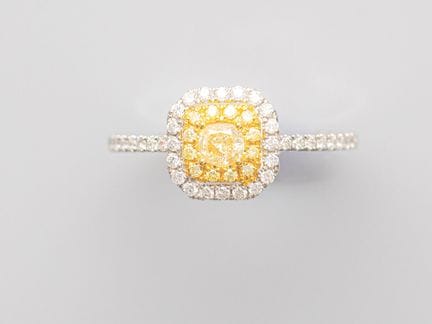 Two-tone 750°/°° (18K) gold cushion-cut ring, set 
