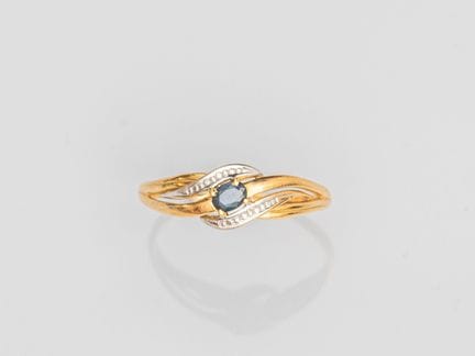 Zierlicher Ring aus 750°/°° (18 K) Zweifarbgold mi