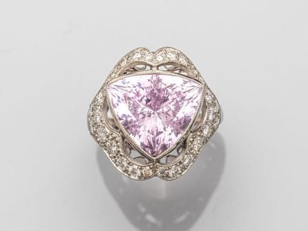 Openwork platinum ring, set with a faceted triangu