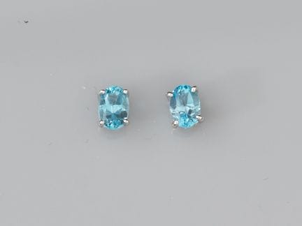 Ein Paar Ohrstecker aus 750°/°° (18 K) Weißgold, j