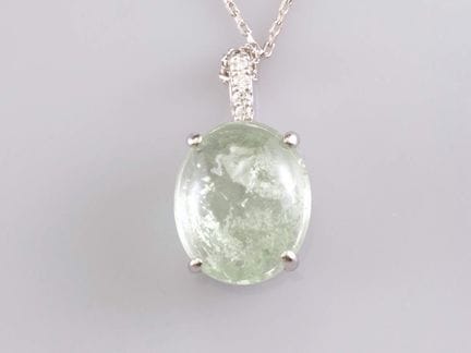750°/°° (18K) white gold chain, and a 750°/(18K), 