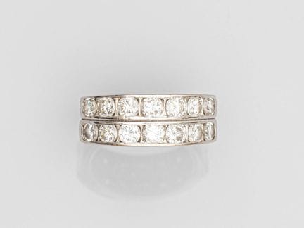 750°/°° (18K) white gold band ring, set with two r