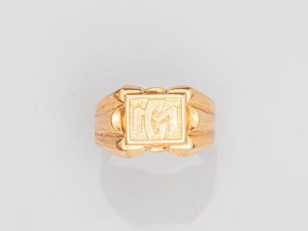 750°/°° (18K) yellow gold signet ring, engraved wi