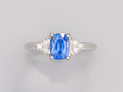 750°/°° (18K) white gold ring, set with a cushion-