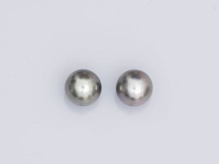 Pair of 750°/°° (18K) white gold earrings, each se