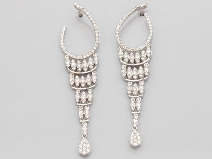 Pair of long earrings in 750°/°° (18K) white gold,