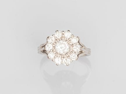 750°/°° (18K) white gold daisy ring, set with a ce