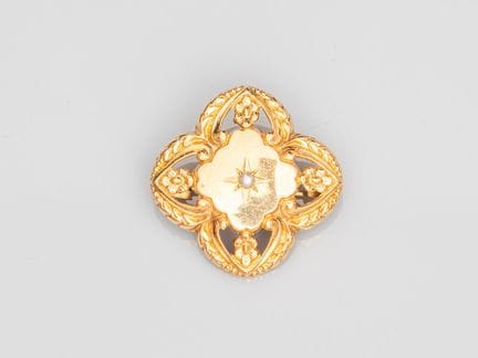 750°/°° (18K) yellow gold rosette brooch, featurin