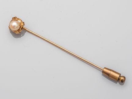 750°/°° (18K) yellow gold tie pin, set with a cult