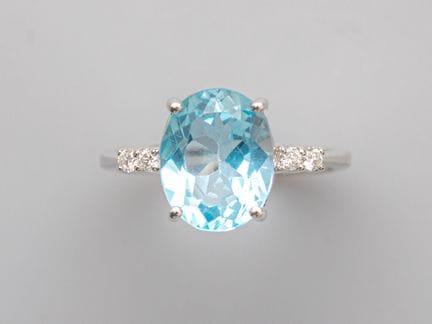 750°/°° (18K) white gold ring, set with a sky-blue