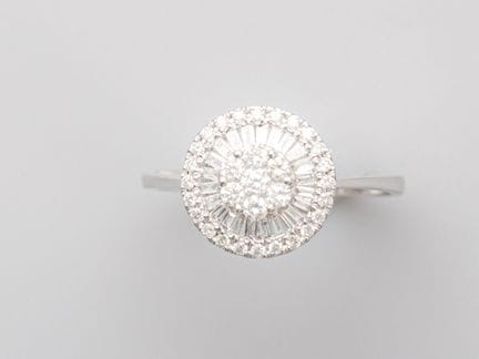 Round ring in 750°/°° (18K) white gold, set with a