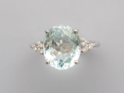 Ring aus 750°/°° (18 K) Weißgold, besetzt mit eine