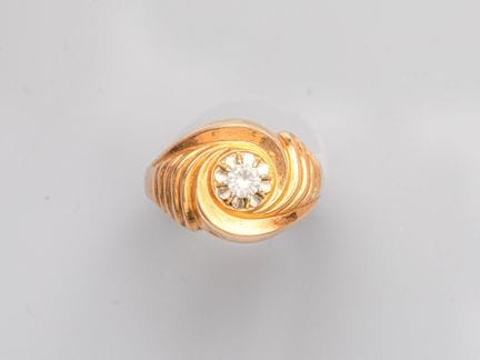 750°/°° (18K) yellow gold turban ring, set with a 