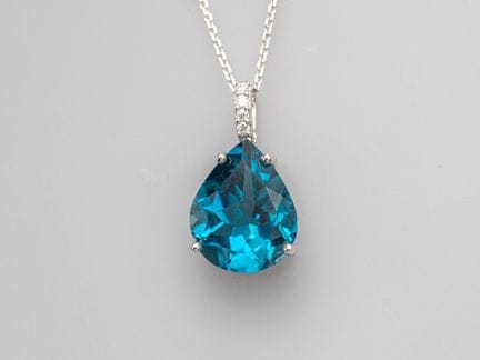 750°/°° (18K) white gold pendant, set with a pear-