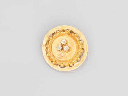 750°/°° (18K) gold rosette brooch, adorned with a 