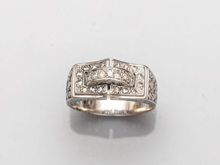 750°/°° (18K) white gold bridge ring, set with ros