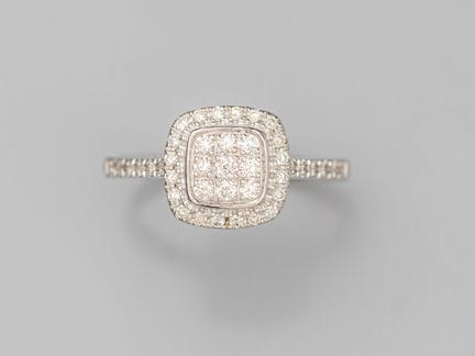 750°/°° (18K) white gold cushion-cut ring, set wit