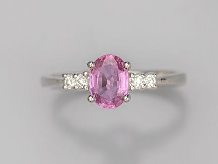 750°/°° (18K) white gold ring, set with an oval-cu