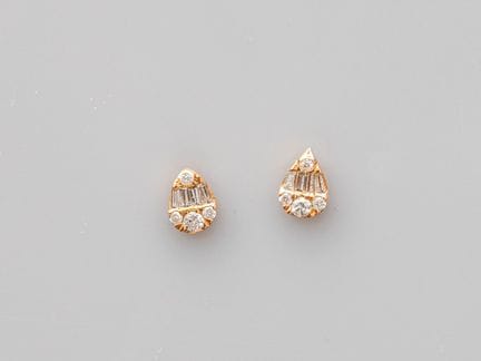 Pair of 750°/°° (18K) rose gold teardrop earrings,