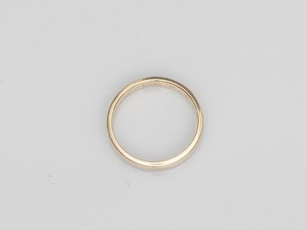 750°/°° (18K) white gold wedding band, engraved on