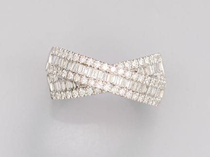 Cross-shaped ring in 750°/°° (18K) white gold, set