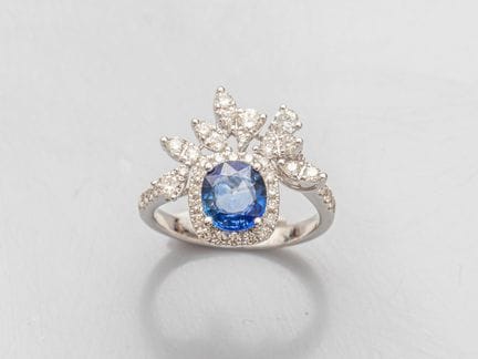 750°/°° (18K) white gold leaf-motif ring, set with