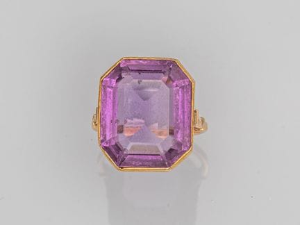 750°/°° (18K) yellow gold ring, set with a large r