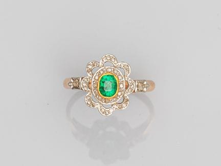 Margeritenring aus Zweifarbgold, besetzt mit einem