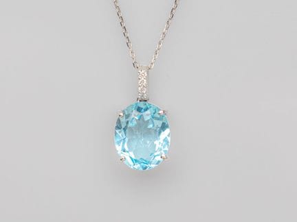 750°/°° (18K) white gold pendant, set with an oval