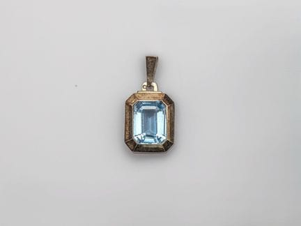 Rectangular, faceted pendant in 750°/°° (18K) whit