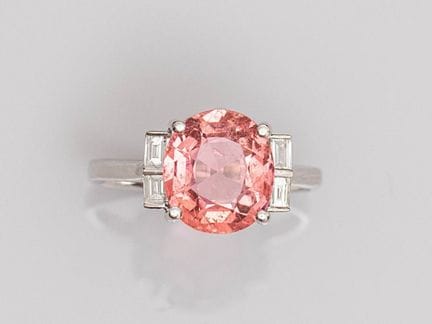 A 750°/°° (18K) white gold ring, set with a beauti