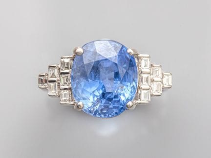 750°/°° (18K) white gold ring, set with a superb n
