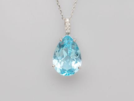 750°/°° (18K) white gold pendant, set with a pear-