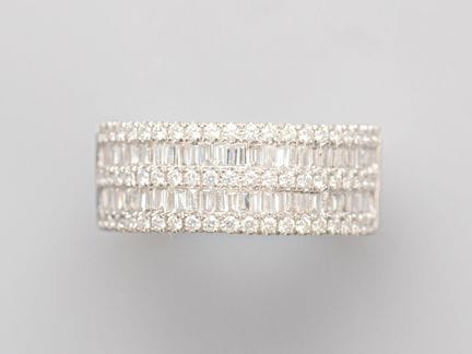 750°/°° (18K) white gold band ring, set with alter
