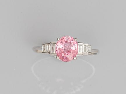 750°/°° (18K) white gold ring, set with a beautifu