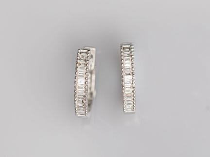 Pair of small hoop earrings in 750°/°° (18K) white