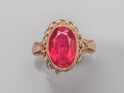 585°/°° rose gold ring, set with a red synthetic g