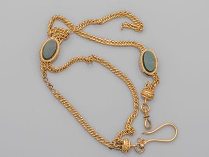 A textured 750°/°° (18K) yellow gold chain, featur