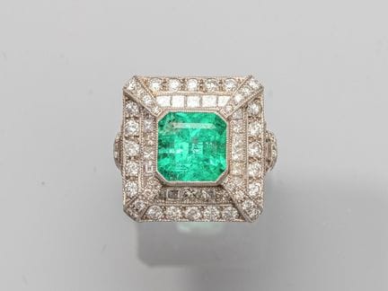 Square, ribbed ring in 750°/°° (18K) white gold, s