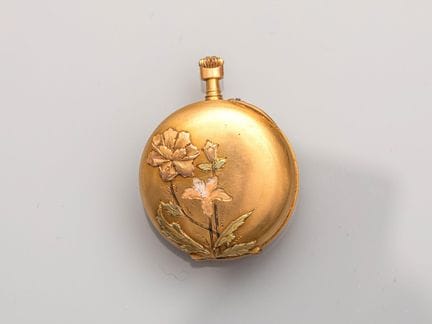 Collar watch with a case and dust cover in 750°/°°