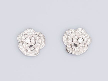 Pair of 750°/°° (18K) white gold flower earrings, 