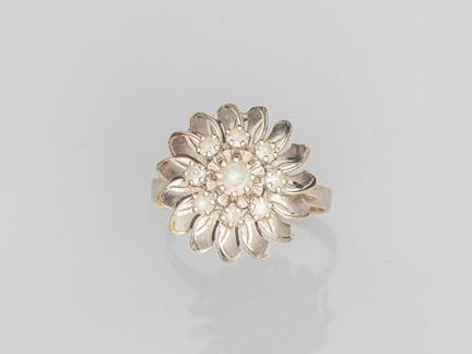750°/°° (18K) white gold daisy ring, set with imit
