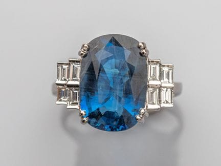 750°/°° (18K) white gold ring, set with a large 6.