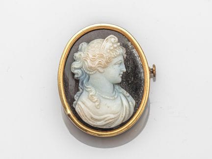 Oval brooch with a 750°/°° (18K) yellow gold setti