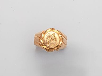 750°/°° (18K) yellow gold signet ring, monogrammed