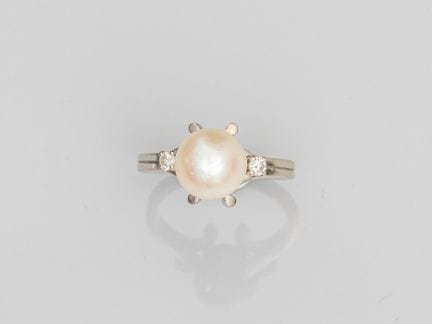 750°/°° (18K) white gold ring, set with a cultured