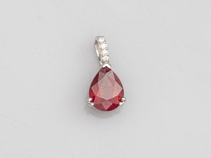 750°/°° (18K) white gold teardrop pendant, set wit